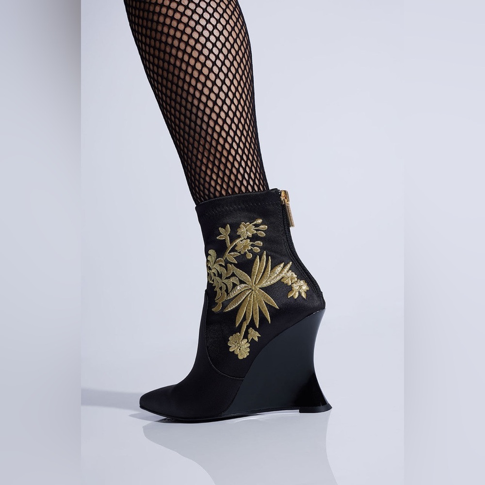 Natori Neko Satin Embroidery Wedge Ankle Boot Size 8.5 - Picture 2 of 6